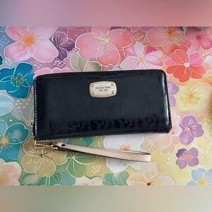 Michael Kors/ EUC Jet Set Travel Continental Wallet Black
